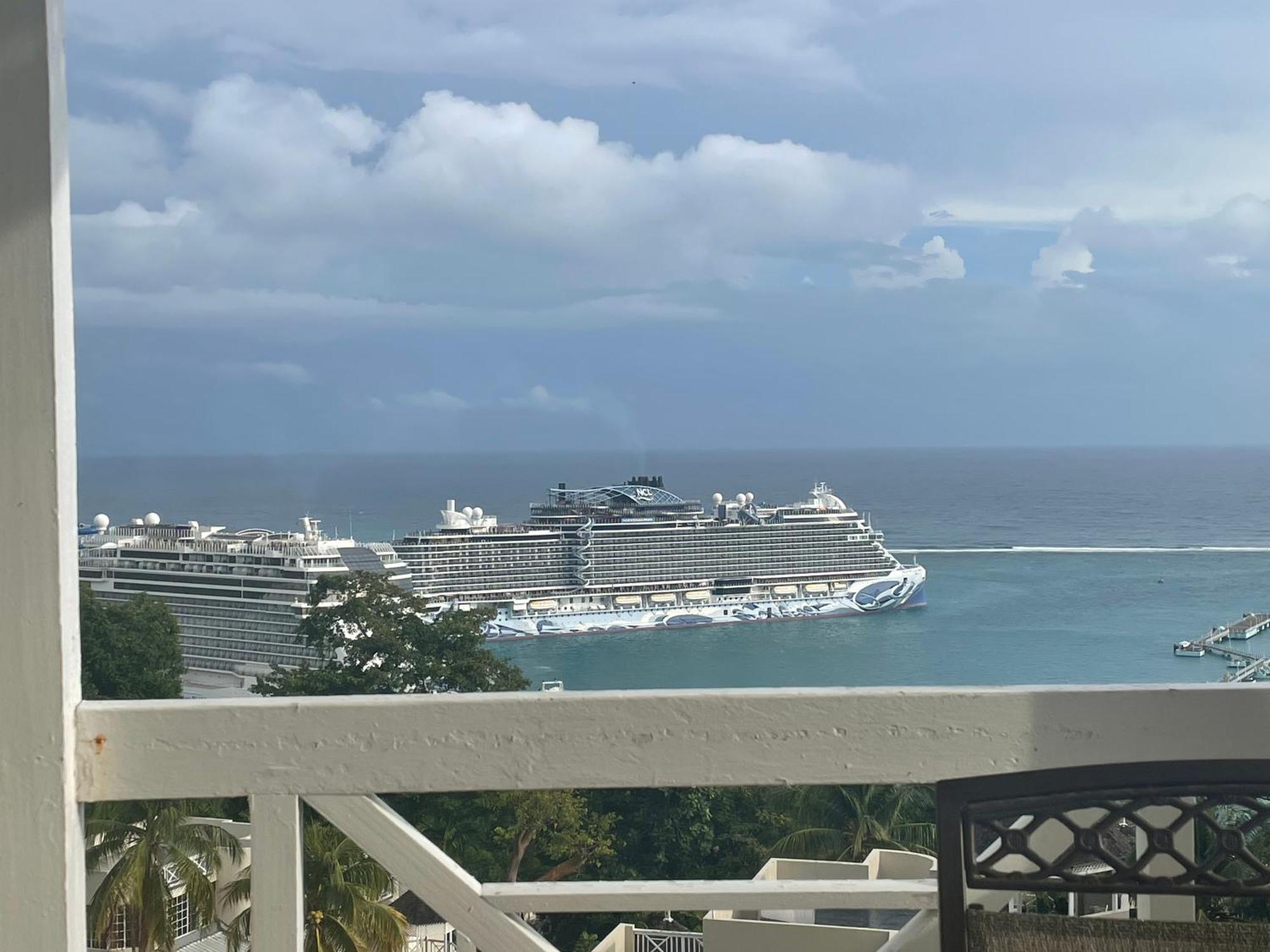 Oceanbreeze Jamaica Penthouse, 7-Minute Walk To Beach Ocho Rios Ngoại thất bức ảnh