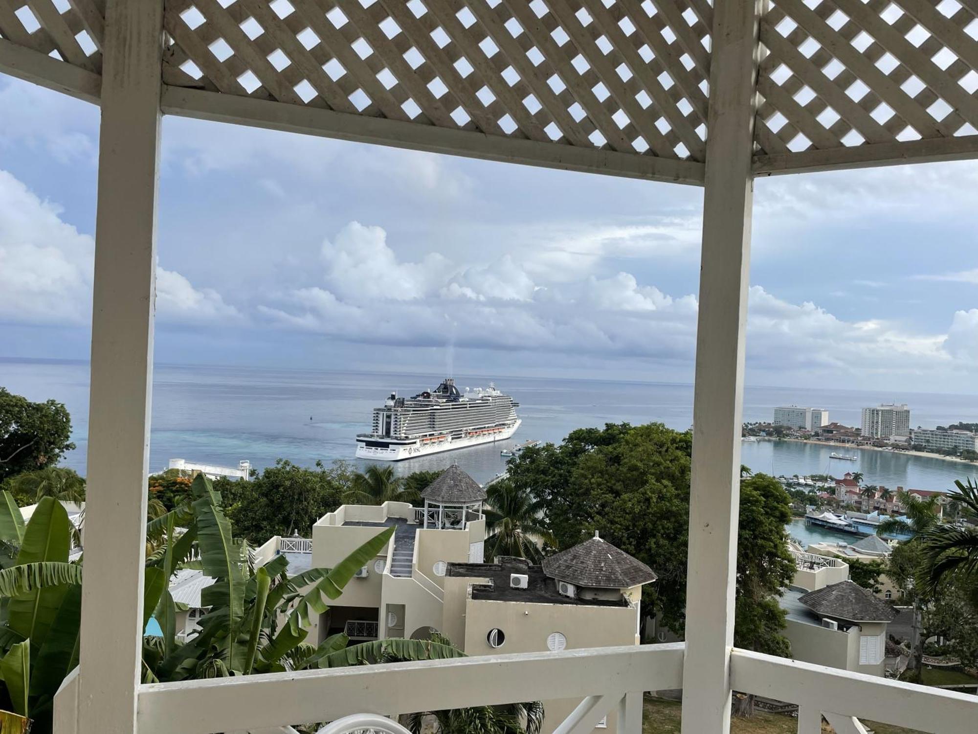 Oceanbreeze Jamaica Penthouse, 7-Minute Walk To Beach Ocho Rios Ngoại thất bức ảnh