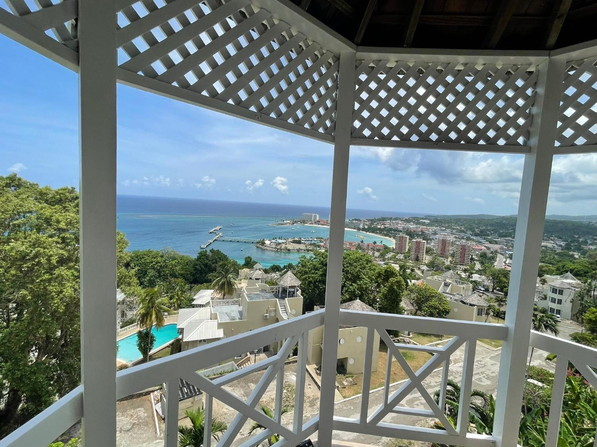 Oceanbreeze Jamaica Penthouse, 7-Minute Walk To Beach Ocho Rios Ngoại thất bức ảnh