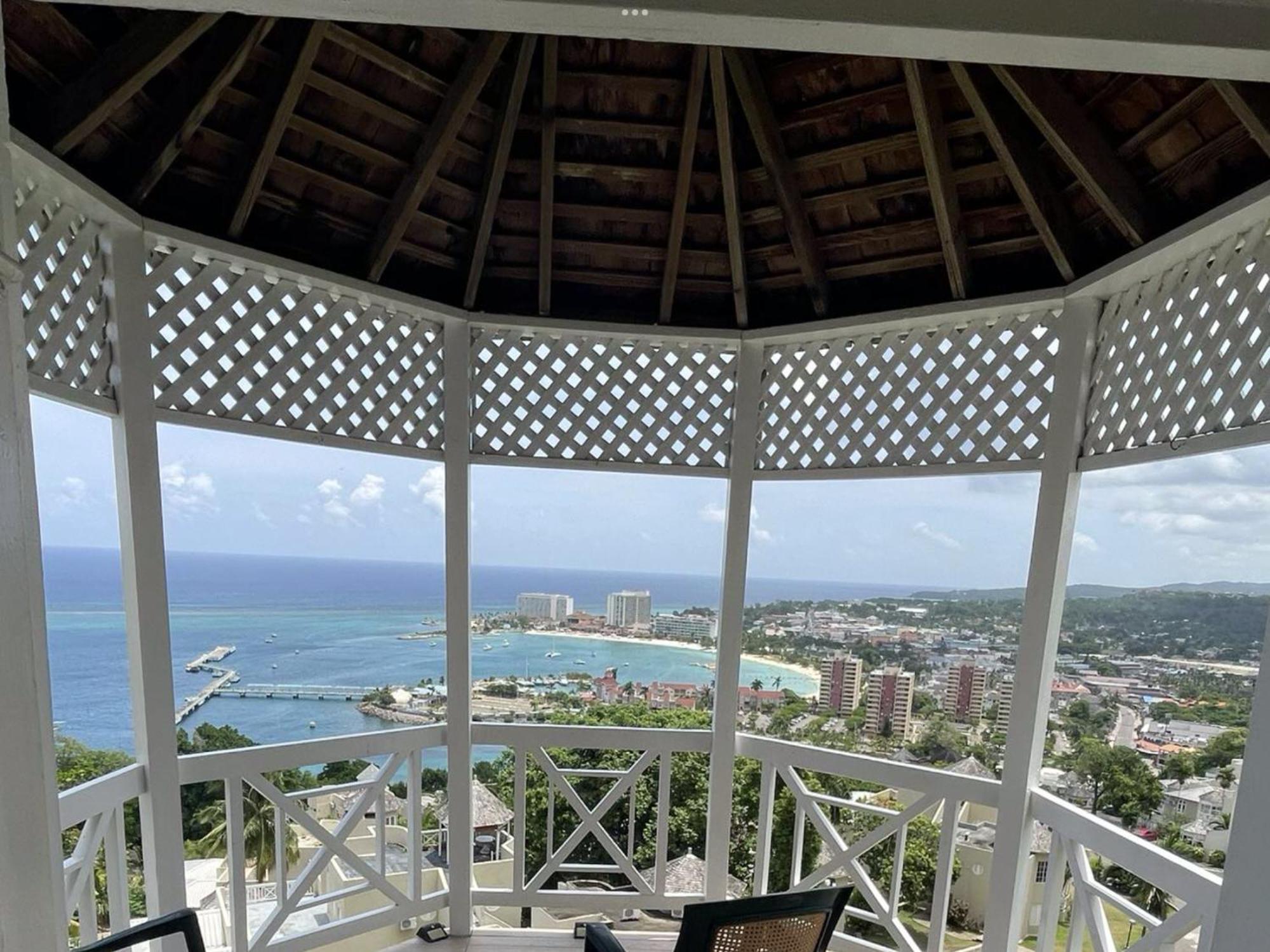 Oceanbreeze Jamaica Penthouse, 7-Minute Walk To Beach Ocho Rios Ngoại thất bức ảnh