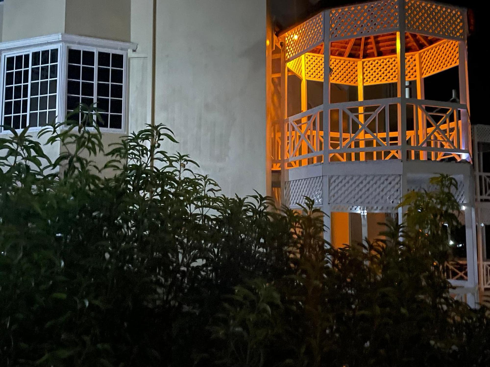 Oceanbreeze Jamaica Penthouse, 7-Minute Walk To Beach Ocho Rios Ngoại thất bức ảnh