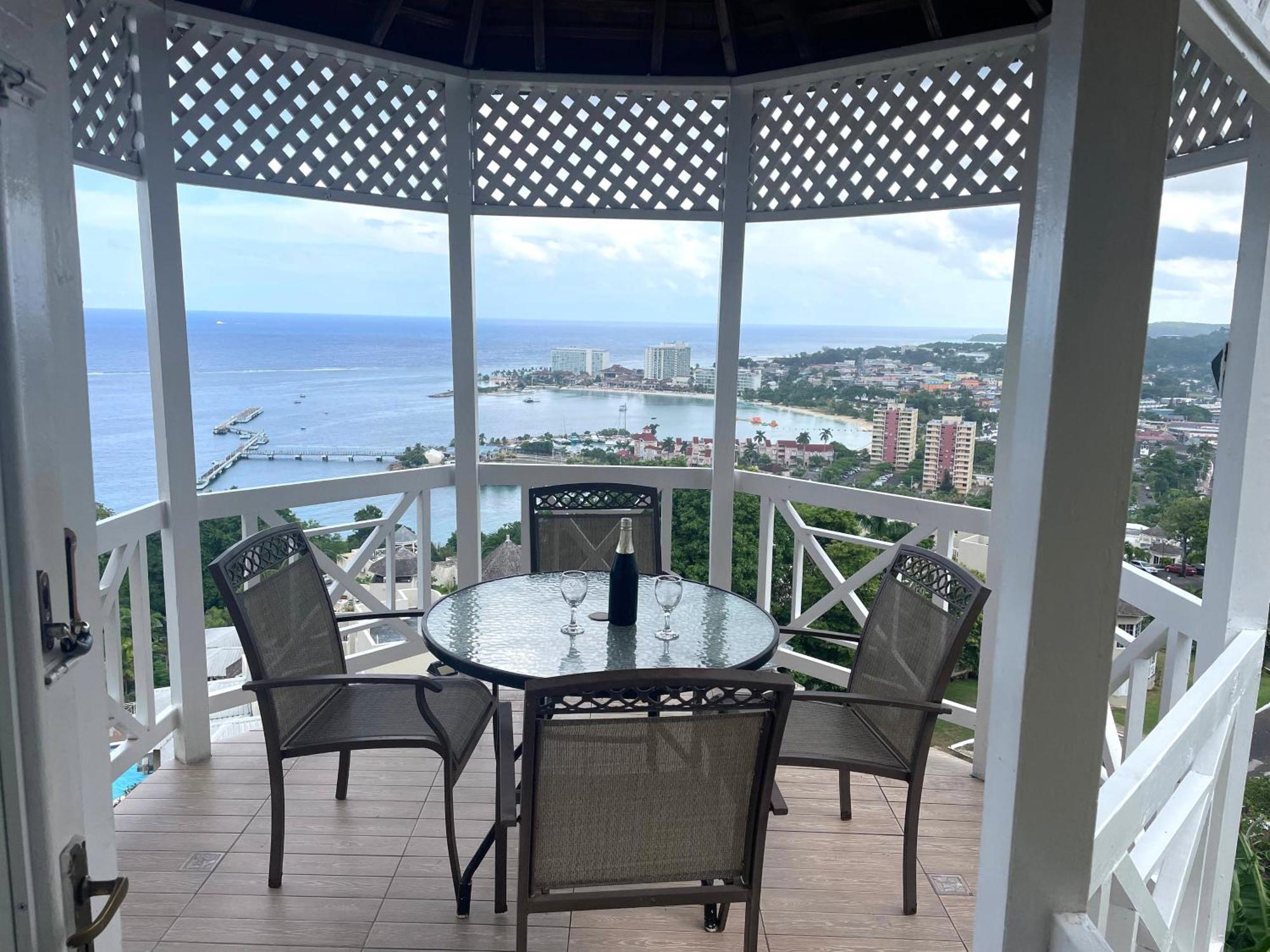 Oceanbreeze Jamaica Penthouse, 7-Minute Walk To Beach Ocho Rios Ngoại thất bức ảnh