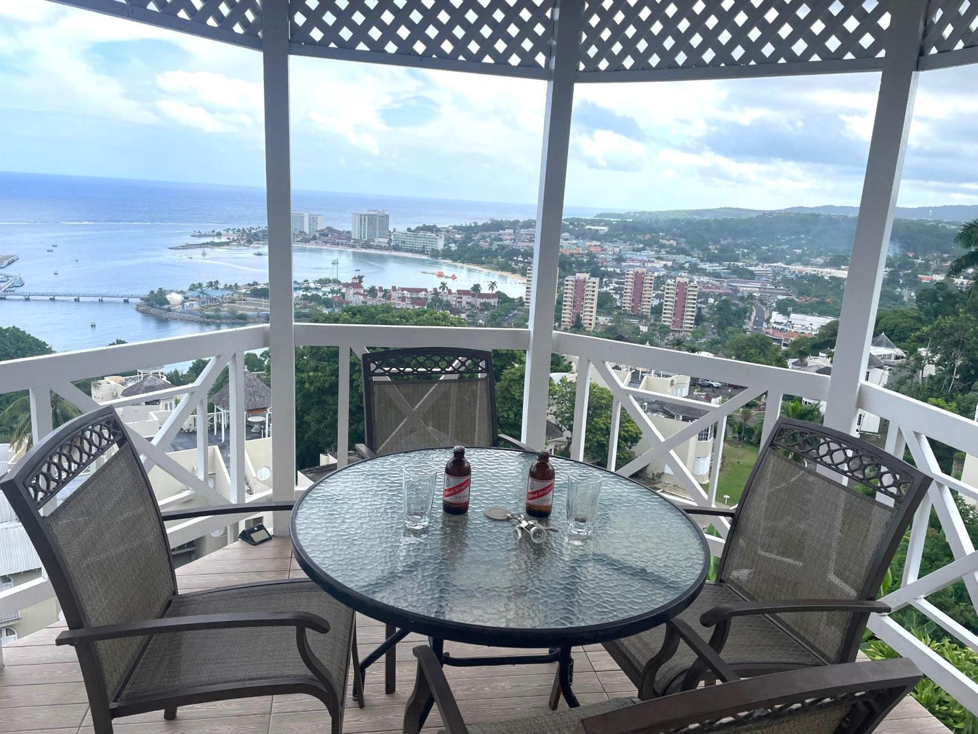 Oceanbreeze Jamaica Penthouse, 7-Minute Walk To Beach Ocho Rios Ngoại thất bức ảnh