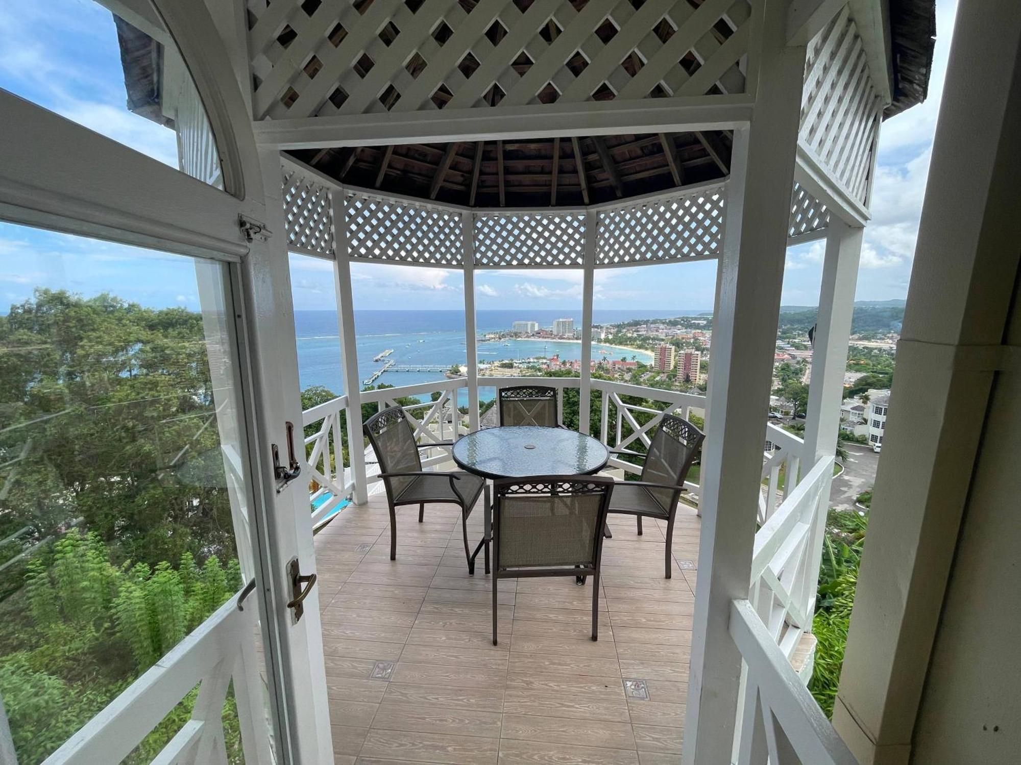 Oceanbreeze Jamaica Penthouse, 7-Minute Walk To Beach Ocho Rios Ngoại thất bức ảnh