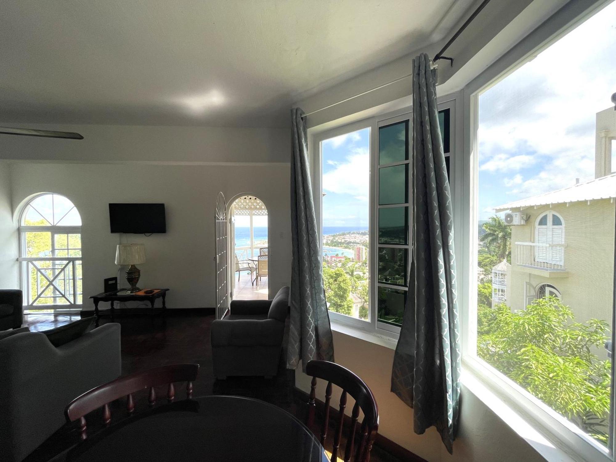 Oceanbreeze Jamaica Penthouse, 7-Minute Walk To Beach Ocho Rios Ngoại thất bức ảnh