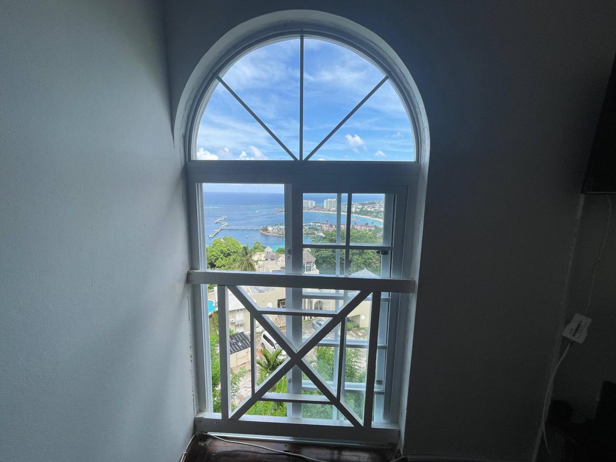Oceanbreeze Jamaica Penthouse, 7-Minute Walk To Beach Ocho Rios Ngoại thất bức ảnh