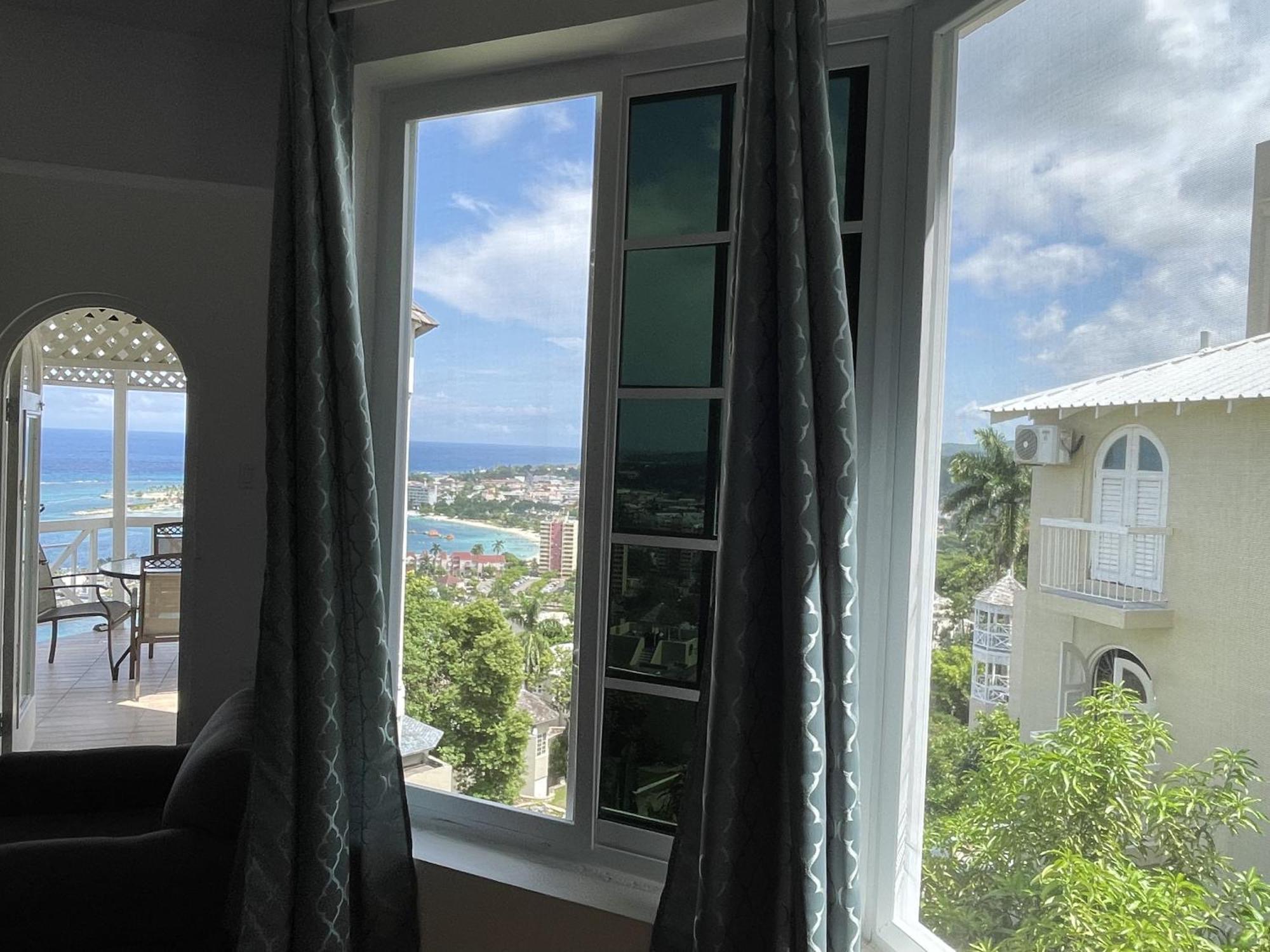 Oceanbreeze Jamaica Penthouse, 7-Minute Walk To Beach Ocho Rios Ngoại thất bức ảnh