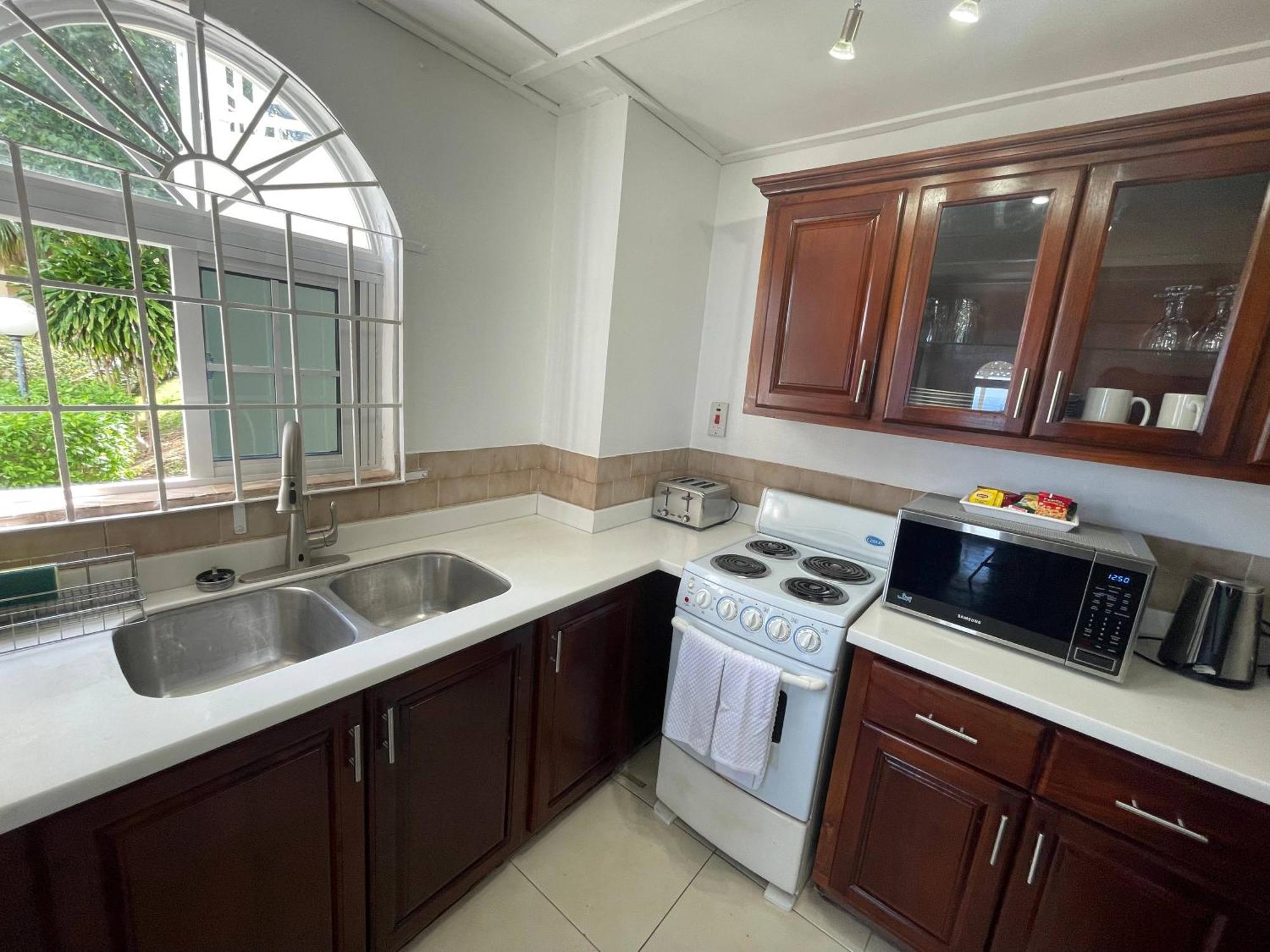 Oceanbreeze Jamaica Penthouse, 7-Minute Walk To Beach Ocho Rios Ngoại thất bức ảnh