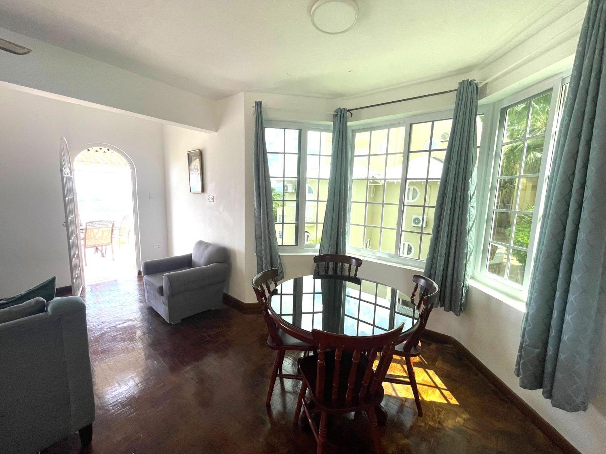Oceanbreeze Jamaica Penthouse, 7-Minute Walk To Beach Ocho Rios Ngoại thất bức ảnh