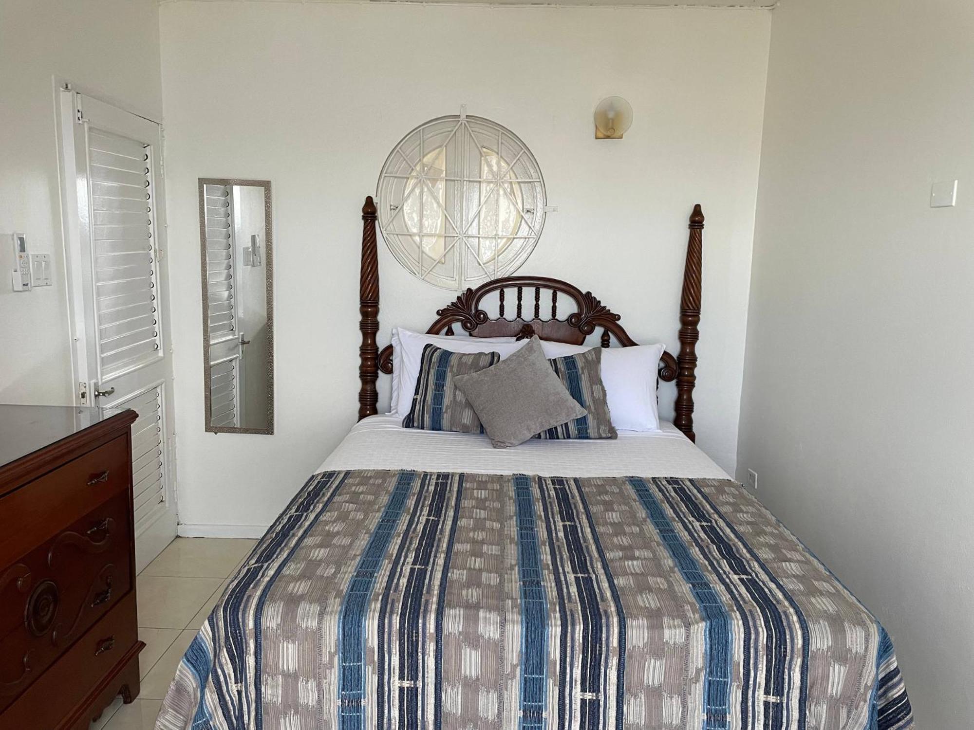 Oceanbreeze Jamaica Penthouse, 7-Minute Walk To Beach Ocho Rios Ngoại thất bức ảnh