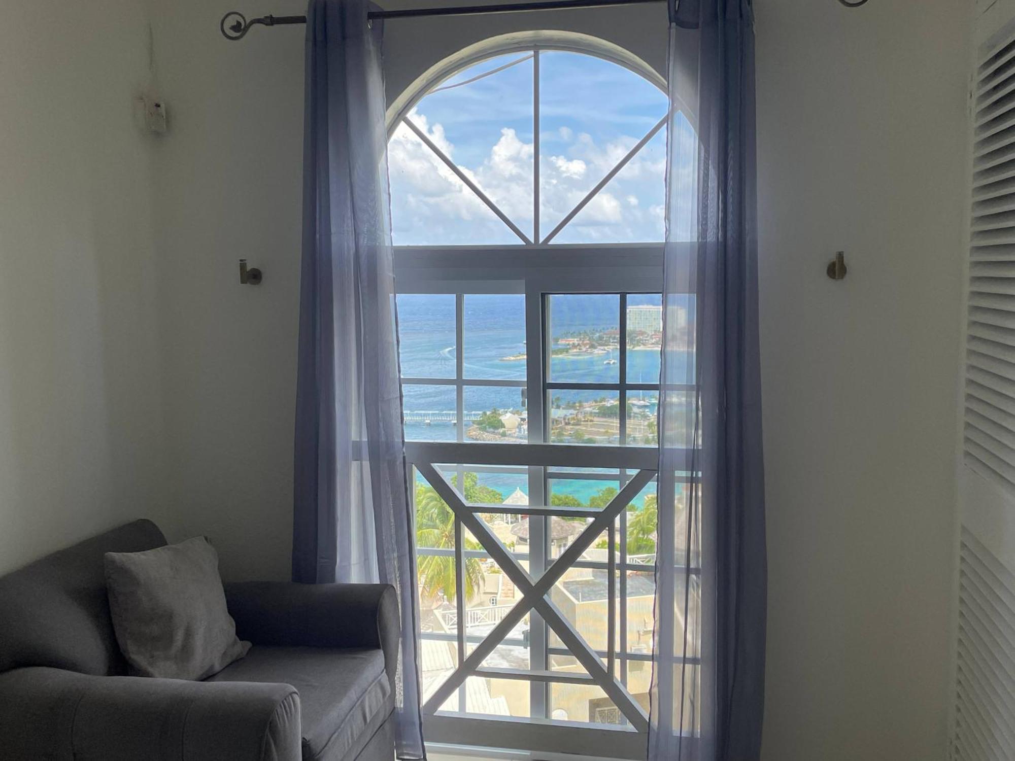 Oceanbreeze Jamaica Penthouse, 7-Minute Walk To Beach Ocho Rios Ngoại thất bức ảnh