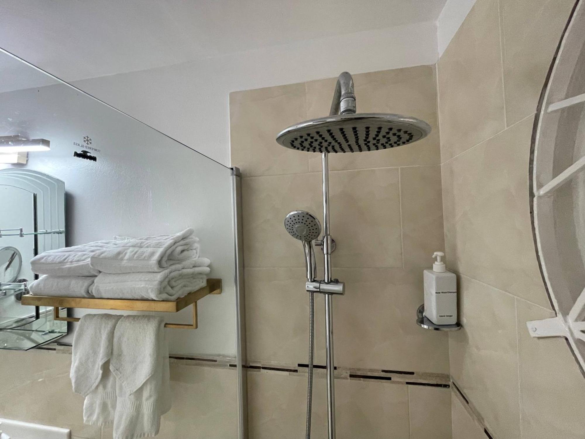 Oceanbreeze Jamaica Penthouse, 7-Minute Walk To Beach Ocho Rios Ngoại thất bức ảnh