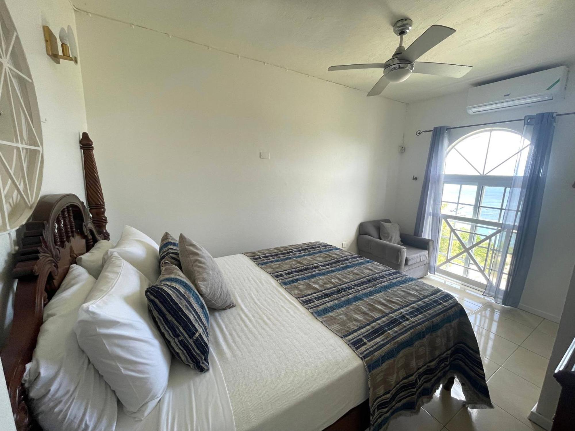 Oceanbreeze Jamaica Penthouse, 7-Minute Walk To Beach Ocho Rios Ngoại thất bức ảnh