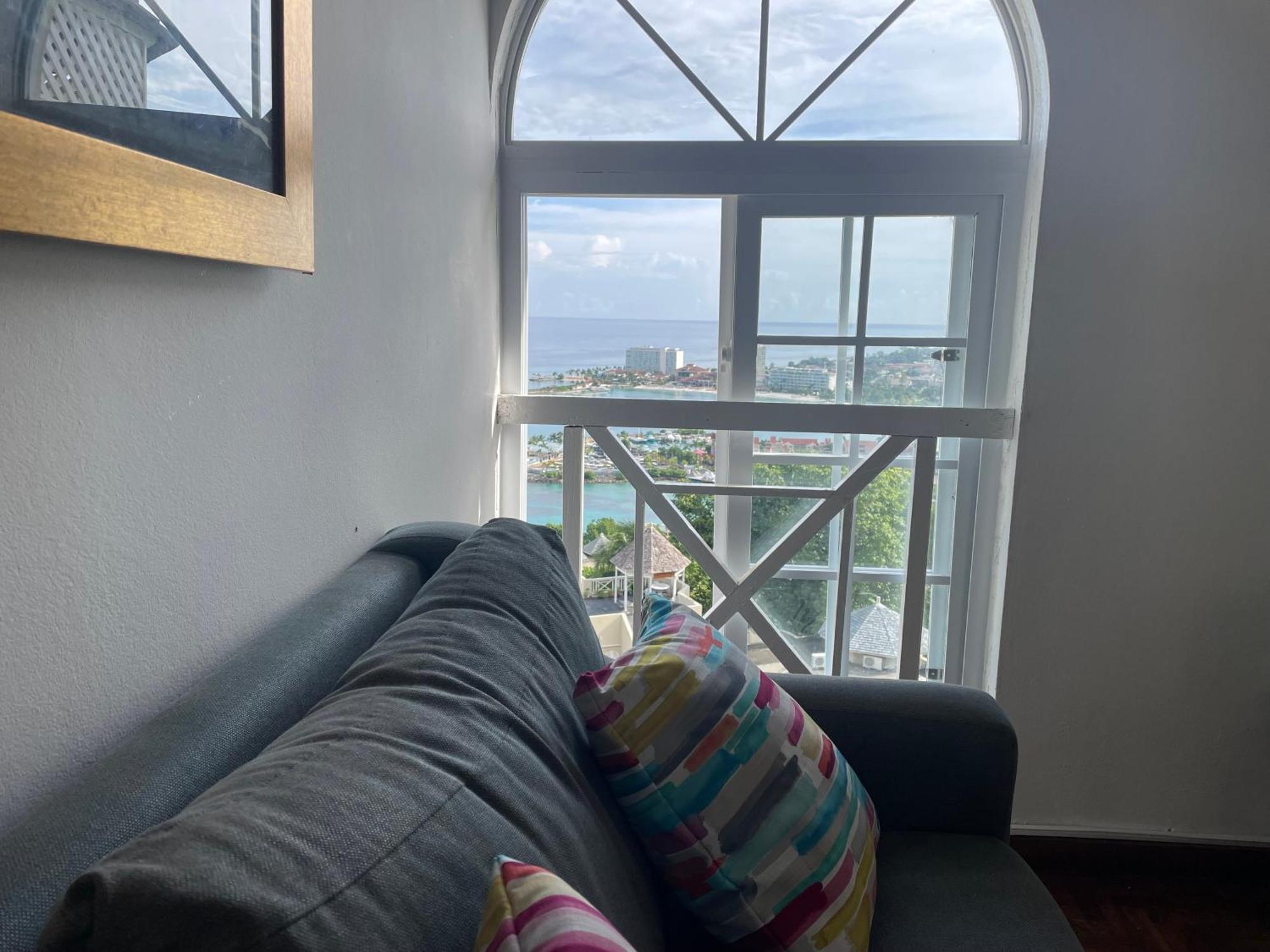 Oceanbreeze Jamaica Penthouse, 7-Minute Walk To Beach Ocho Rios Ngoại thất bức ảnh